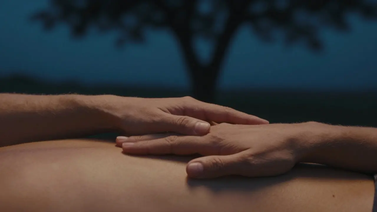 Dvě ruce klidně odpočívají na zádech, v klidu a bez úmyslu.