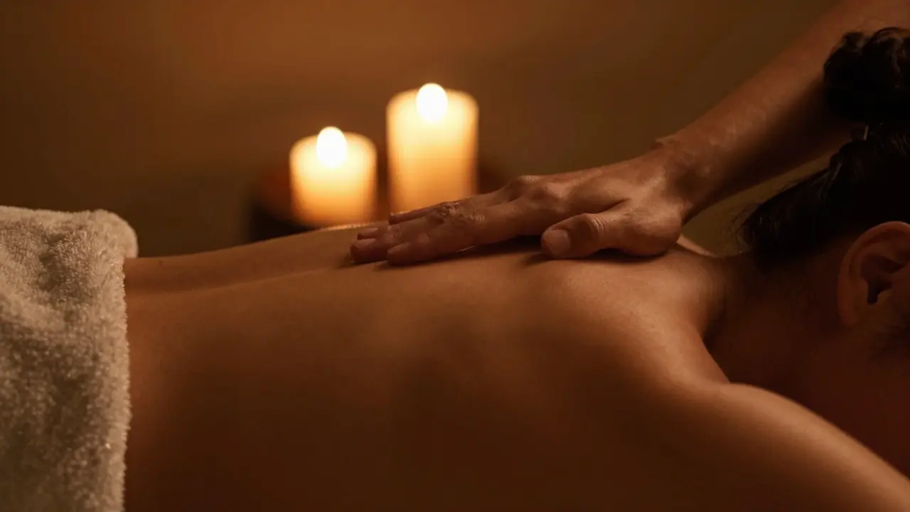 Techniky vějířových doteků v tantrické masáži: Jak probudit citlivost pokožky